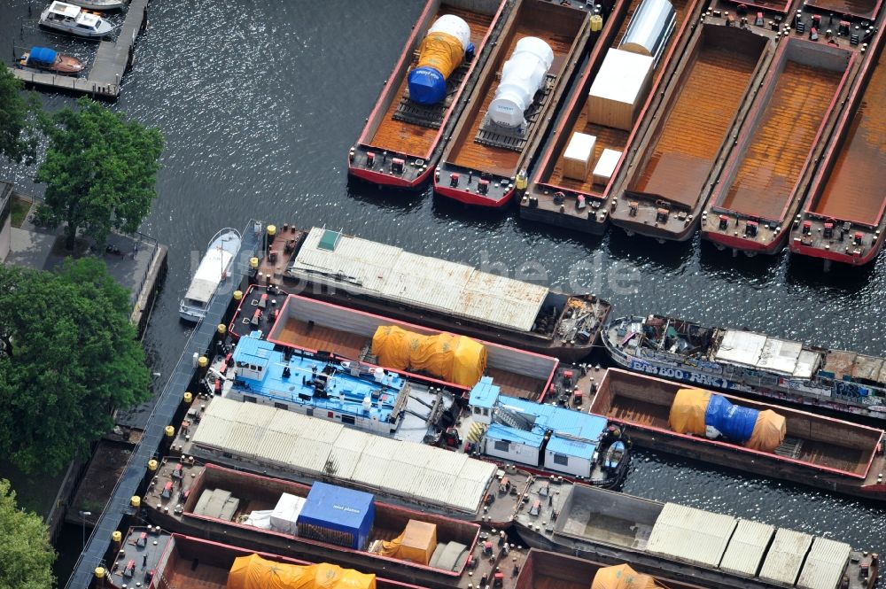 Berlin aus der Vogelperspektive: Turbinen- Verladung an der Binnenschiffahrt Umschlagstelle Rummelsburger Bucht in Berlin