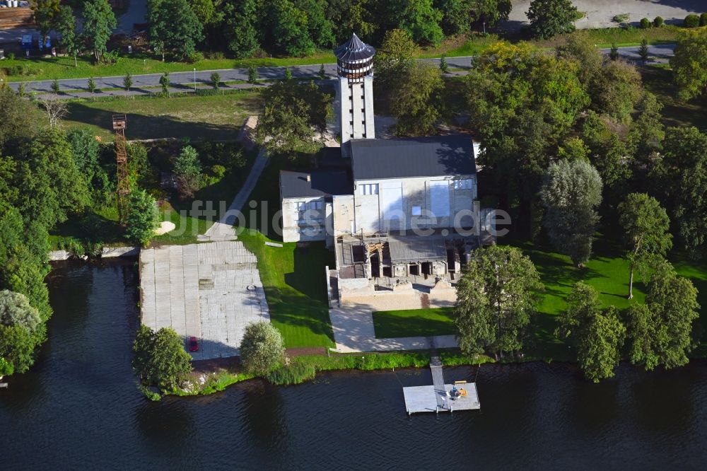 Hennickendorf aus der Vogelperspektive: Turbinenhalle am Ufer des Stienitzsee in Hennickendorf im Bundesland Brandenburg, Deutschland