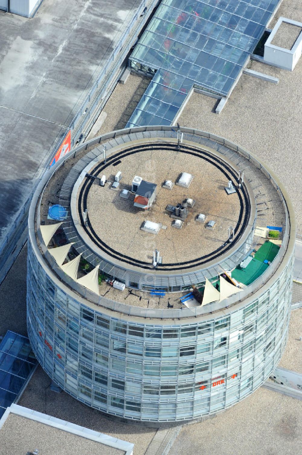 Bernau aus der Vogelperspektive: Turm der Bahnhofspassagen in Bernau