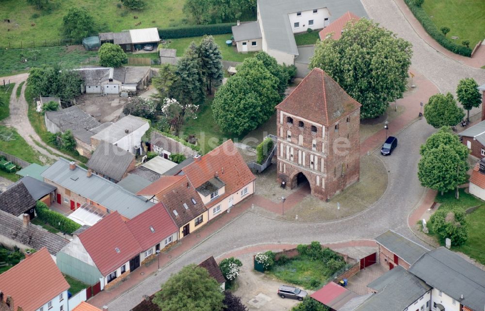 Luftaufnahme Usedom - Turm- Bauwerk Anklamer Tor in Usedom im Bundesland Mecklenburg-Vorpommern, Deutschland