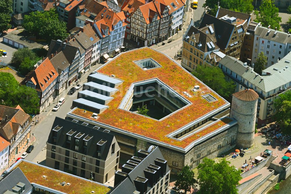 Luftaufnahme Hannover - Turm- Bauwerk Beginenturm mit dem Historisches Museum Rest der ehemaligen, historischen Stadtmauer in Hannover im Bundesland Niedersachsen, Deutschland