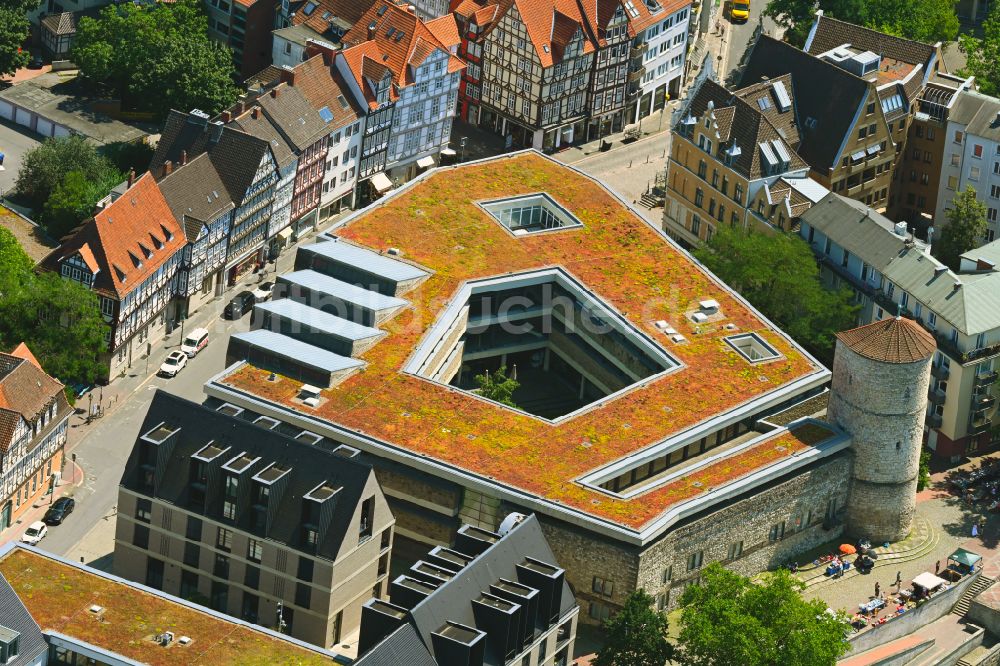 Hannover von oben - Turm- Bauwerk Beginenturm mit dem Historisches Museum Rest der ehemaligen, historischen Stadtmauer in Hannover im Bundesland Niedersachsen, Deutschland