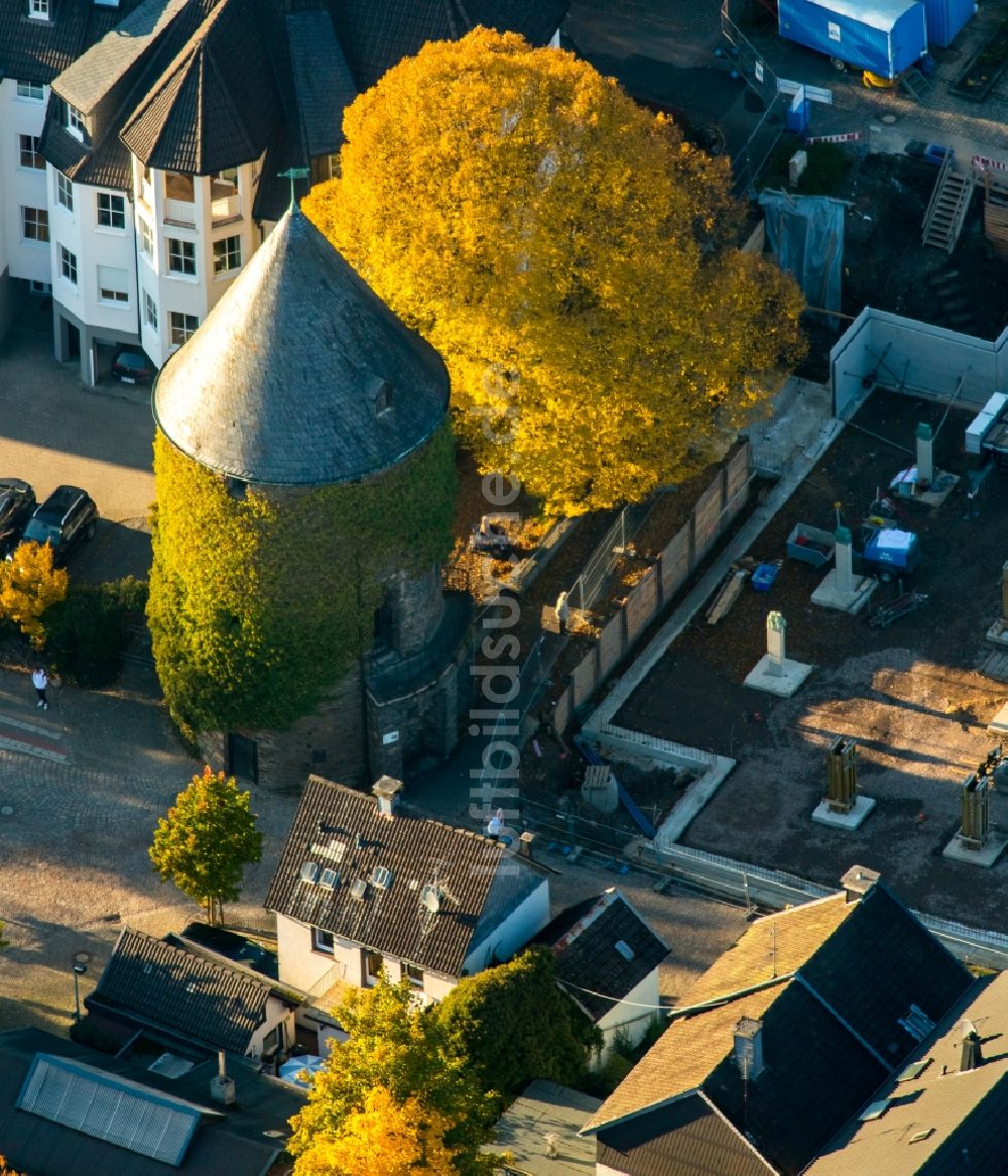 Luftaufnahme Attendorn - Turm- Bauwerk Bieketurm der historischen Stadtmauer in Attendorn im Bundesland Nordrhein-Westfalen