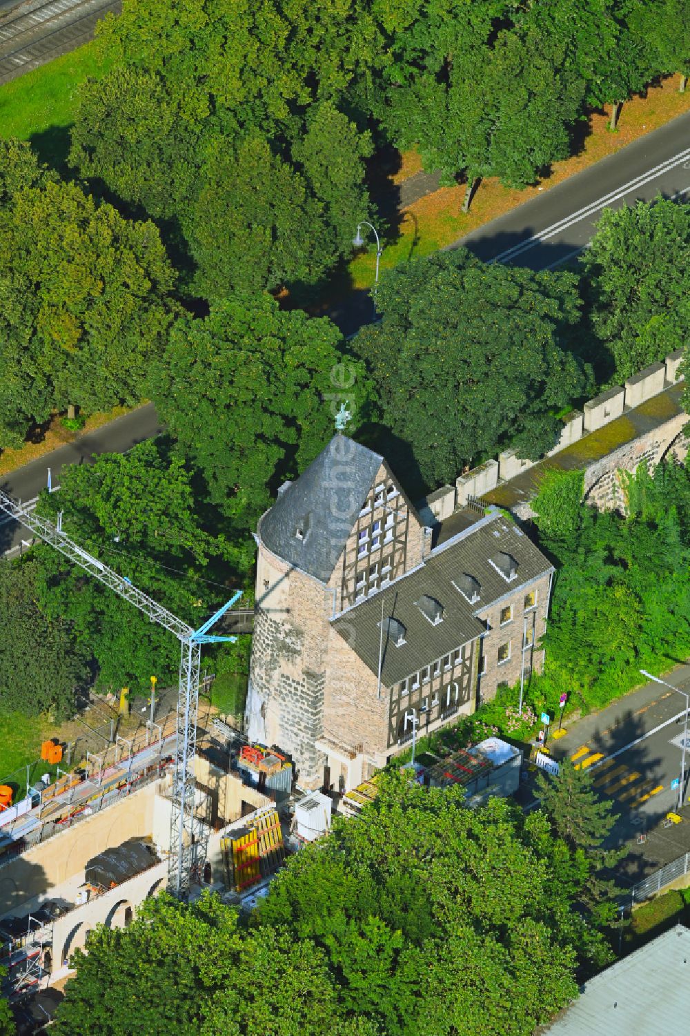 Luftaufnahme Köln - Turm- Bauwerk Blaue Funken Turm (Sachsenturm) Rest der ehemaligen, historischen Stadtmauer in Köln im Bundesland Nordrhein-Westfalen, Deutschland