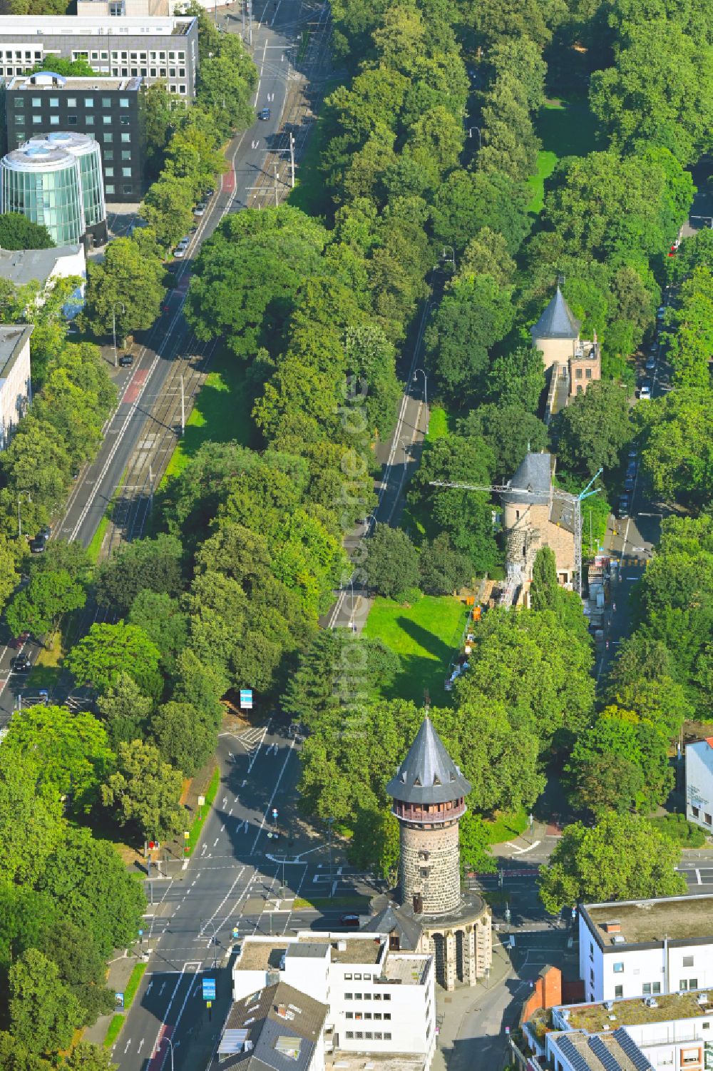 Luftbild Köln - Turm- Bauwerk Blaue Funken Turm (Sachsenturm) Rest der ehemaligen, historischen Stadtmauer in Köln im Bundesland Nordrhein-Westfalen, Deutschland