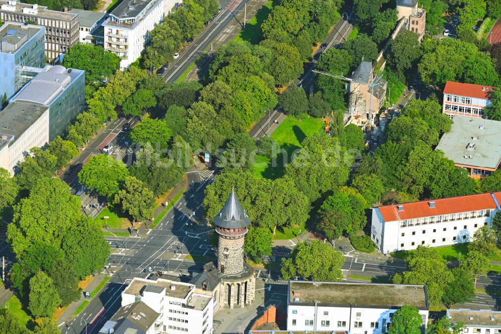 Luftaufnahme Köln - Turm- Bauwerk Blaue Funken Turm (Sachsenturm) Rest der ehemaligen, historischen Stadtmauer in Köln im Bundesland Nordrhein-Westfalen, Deutschland