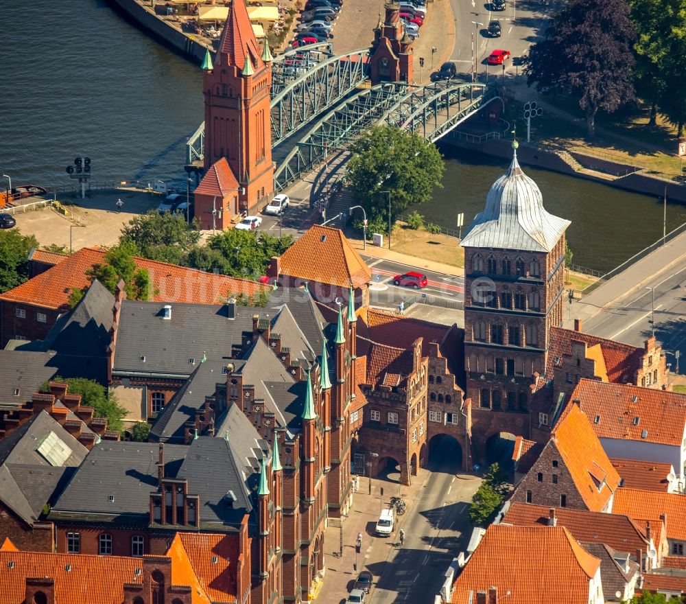 Luftbild Lübeck - Turm- Bauwerk Burgtor Große Burgstraße Rests der ehemaligen, historischen Stadtmauer in Lübeck im Bundesland Schleswig-Holstein