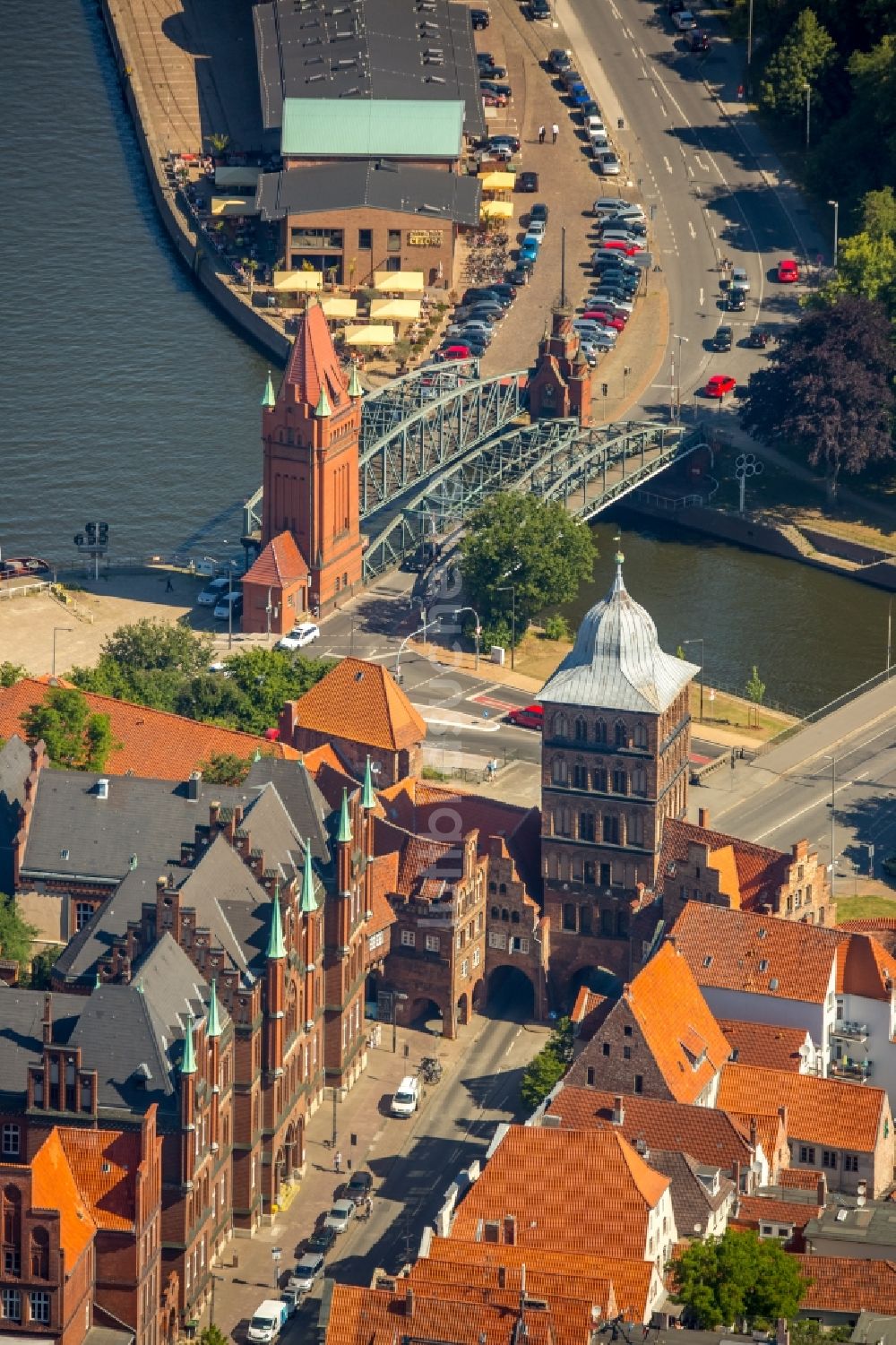 Luftaufnahme Lübeck - Turm- Bauwerk Burgtor Große Burgstraße Rests der ehemaligen, historischen Stadtmauer in Lübeck im Bundesland Schleswig-Holstein