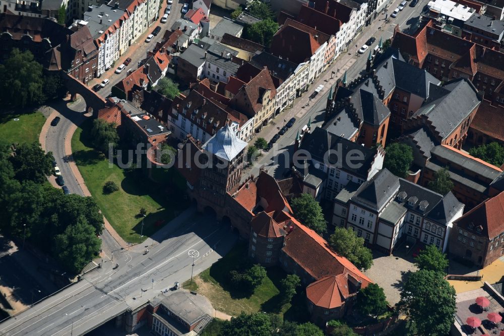 Lübeck aus der Vogelperspektive: Turm- Bauwerk Burgtor Rest der ehemaligen, historischen Stadtmauer in Lübeck im Bundesland Schleswig-Holstein