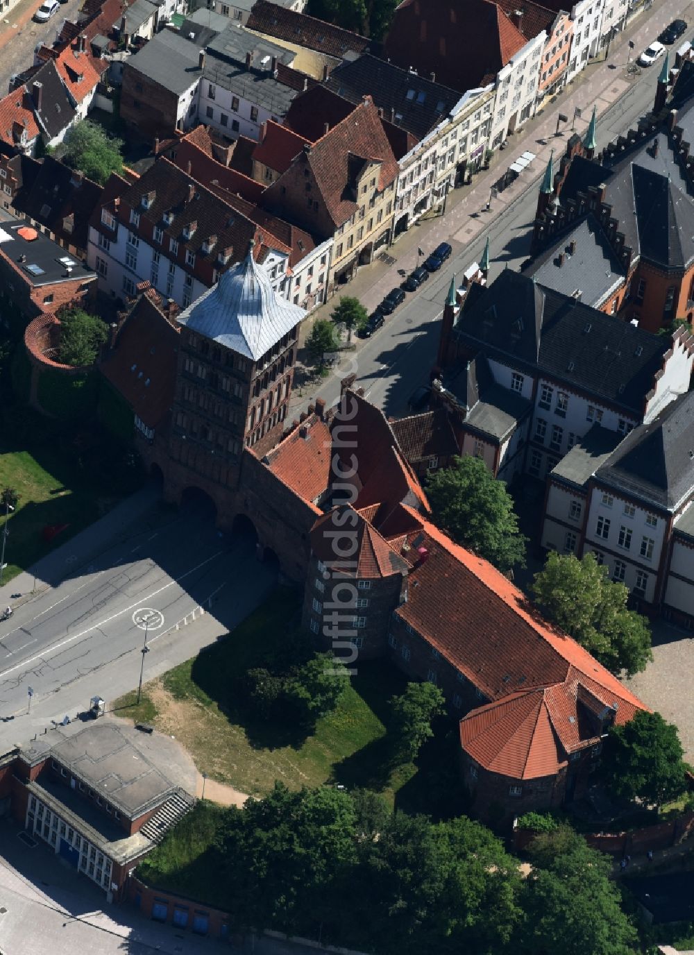 Luftbild Lübeck - Turm- Bauwerk Burgtor Rest der ehemaligen, historischen Stadtmauer in Lübeck im Bundesland Schleswig-Holstein