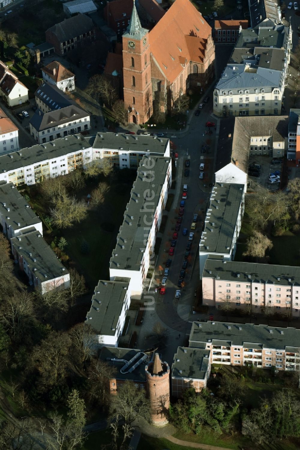 Luftaufnahme Bernau - Turm- Bauwerk entlang der Grünstraße zur Kirche der Evangelischen Kirchengemeinde St. Marien in Bernau im Bundesland Brandenburg