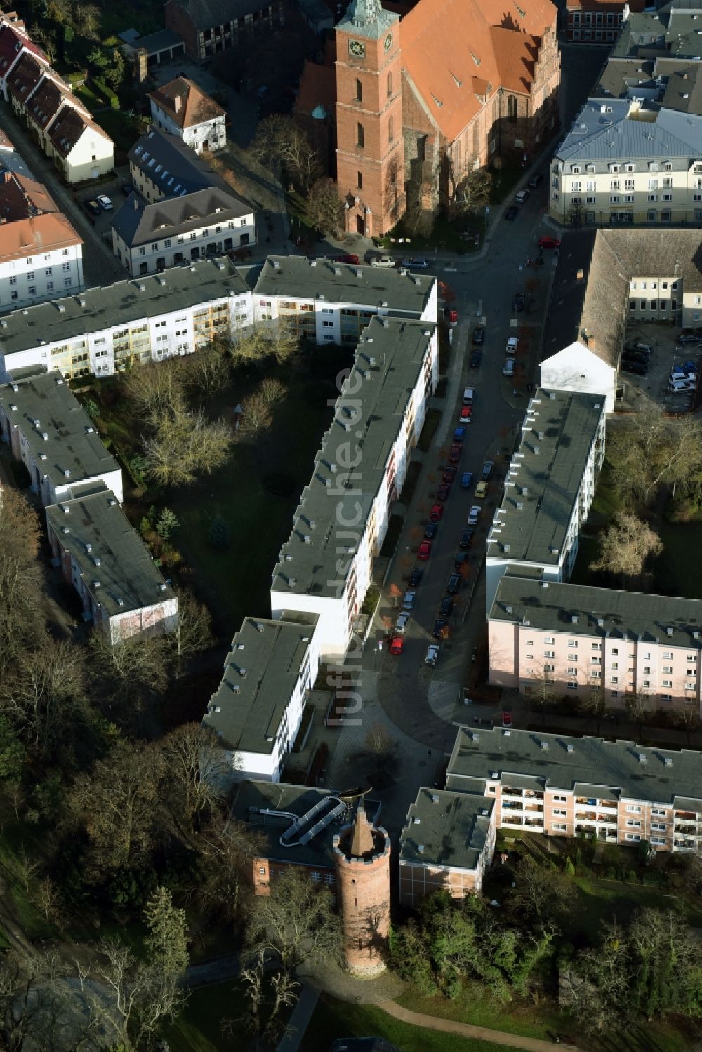 Bernau von oben - Turm- Bauwerk entlang der Grünstraße zur Kirche der Evangelischen Kirchengemeinde St. Marien in Bernau im Bundesland Brandenburg