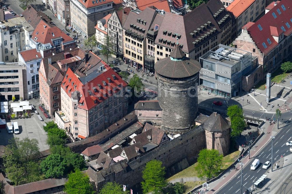 Nürnberg aus der Vogelperspektive: Turm- Bauwerk Frauentorturm Rest der ehemaligen, historischen Stadtmauer in Nürnberg im Bundesland Bayern, Deutschland