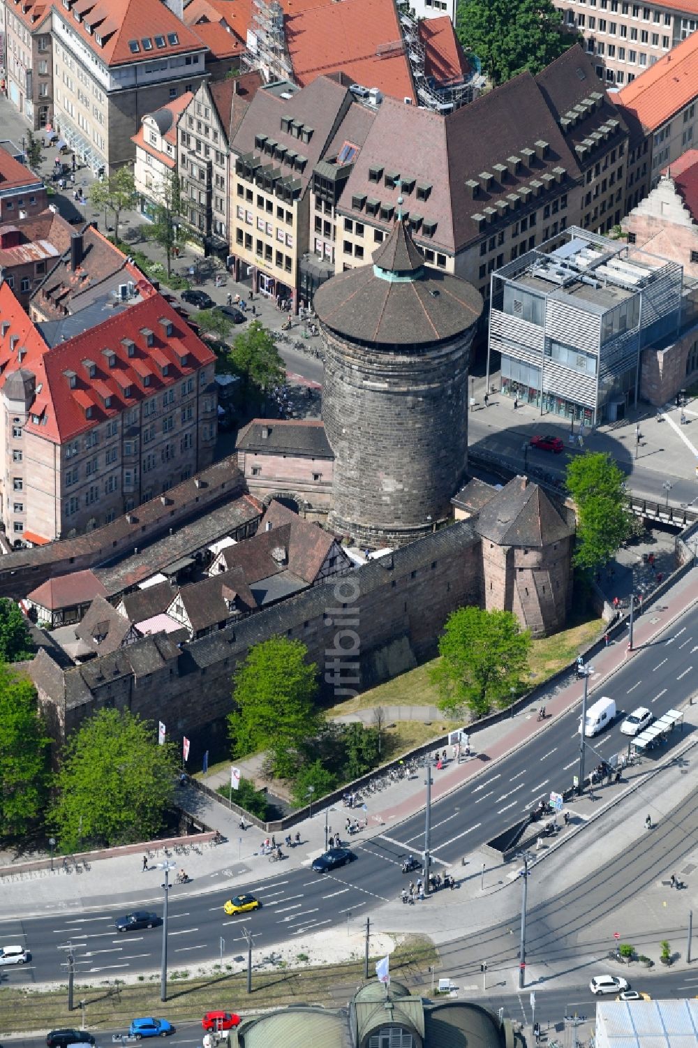 Luftbild Nürnberg - Turm- Bauwerk Frauentorturm Rest der ehemaligen, historischen Stadtmauer in Nürnberg im Bundesland Bayern, Deutschland