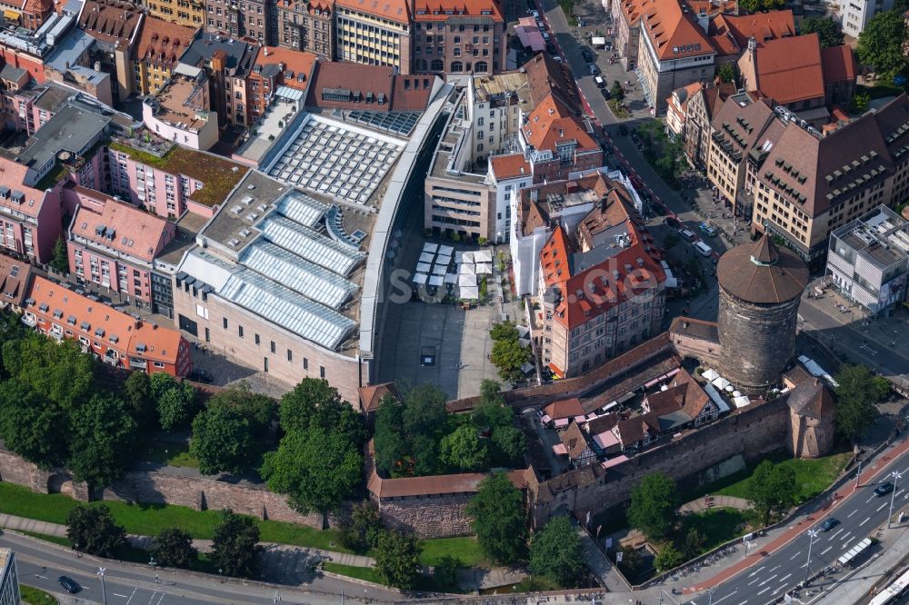 Nürnberg aus der Vogelperspektive: Turm- Bauwerk Frauentorturm Rest der ehemaligen, historischen Stadtmauer in Nürnberg im Bundesland Bayern, Deutschland