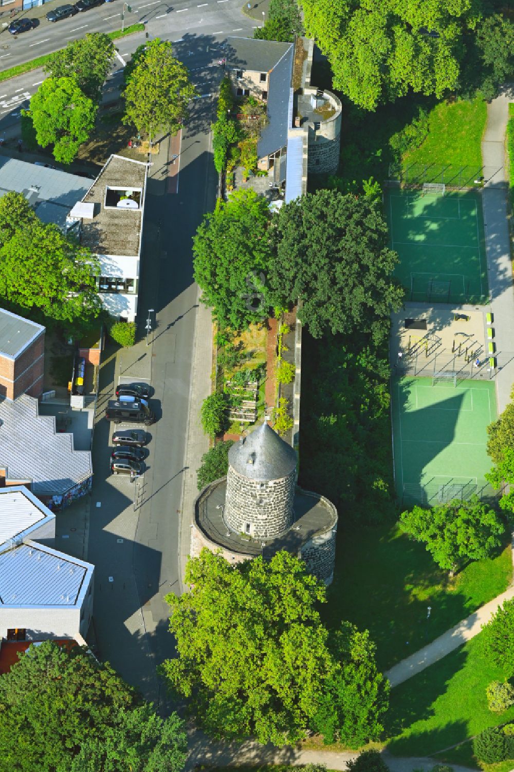 Luftbild Köln - Turm- Bauwerk Gereonsmühle Rest der ehemaligen, historischen Stadtmauer in Köln im Bundesland Nordrhein-Westfalen, Deutschland