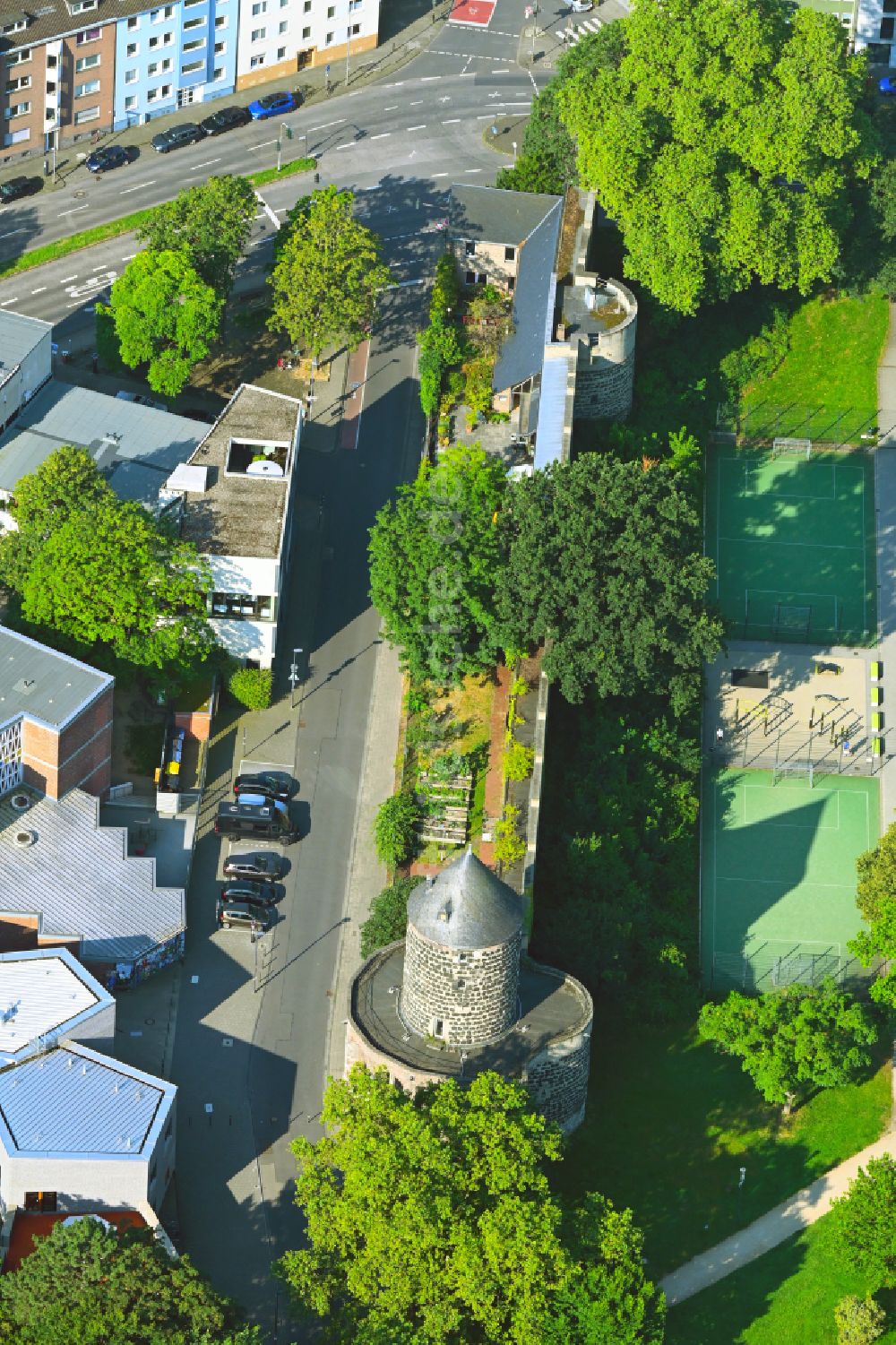 Luftaufnahme Köln - Turm- Bauwerk Gereonsmühle Rest der ehemaligen, historischen Stadtmauer in Köln im Bundesland Nordrhein-Westfalen, Deutschland