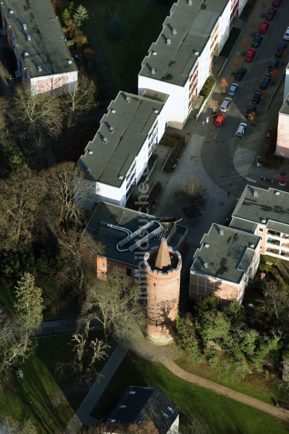 Bernau aus der Vogelperspektive: Turm- Bauwerk an der Grünstraße Rest der ehemaligen, historischen Stadtmauer in Bernau im Bundesland Brandenburg