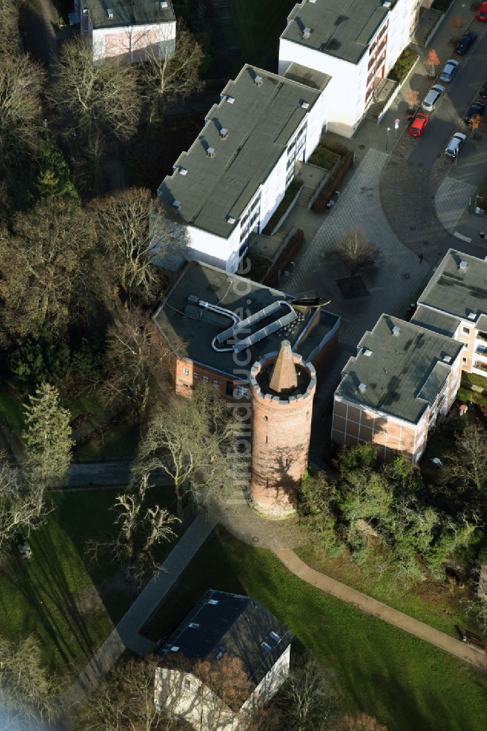 Luftbild Bernau - Turm- Bauwerk an der Grünstraße Rest der ehemaligen, historischen Stadtmauer in Bernau im Bundesland Brandenburg