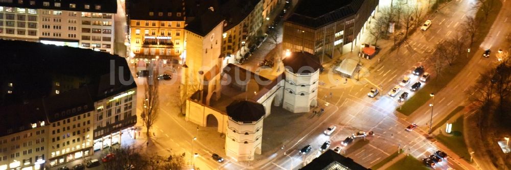 München aus der Vogelperspektive: Turm- Bauwerk Isartor am Isartorplatz Rest der ehemaligen, historischen Stadtmauer in München im Bundesland Bayern