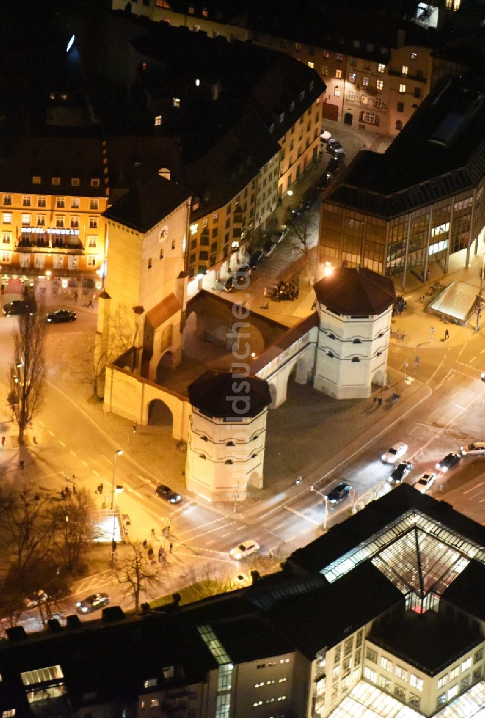 Luftbild München - Turm- Bauwerk Isartor am Isartorplatz Rest der ehemaligen, historischen Stadtmauer in München im Bundesland Bayern