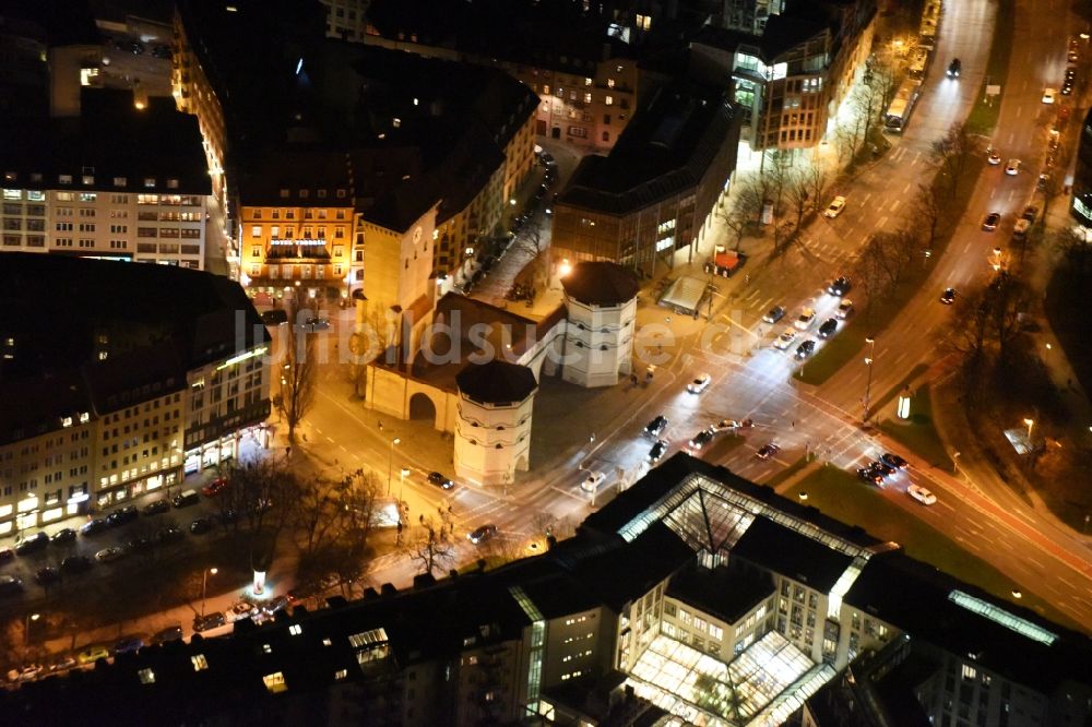 München aus der Vogelperspektive: Turm- Bauwerk Isartor am Isartorplatz Rest der ehemaligen, historischen Stadtmauer in München im Bundesland Bayern