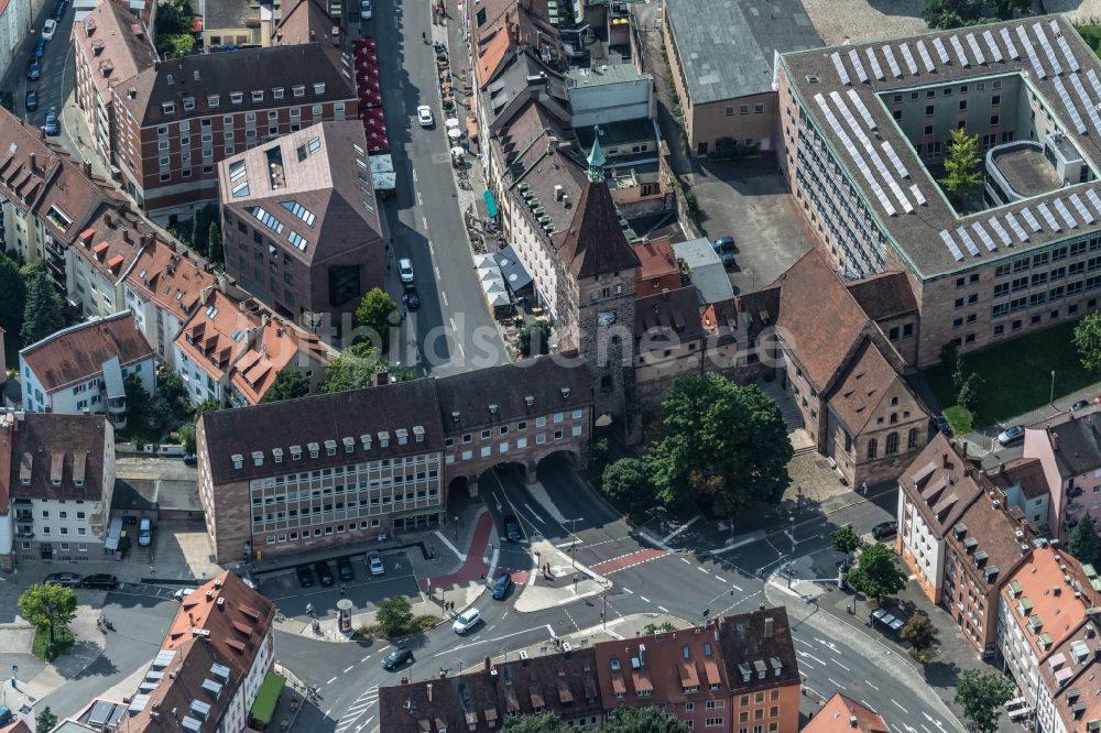 Luftbild Nürnberg - Turm- Bauwerk Laufer Schlagturm Am Laufer Schlagturm - Innerer Laufer Platz Rest der ehemaligen, historischen Stadtmauer in Nürnberg im Bundesland Bayern, Deutschland