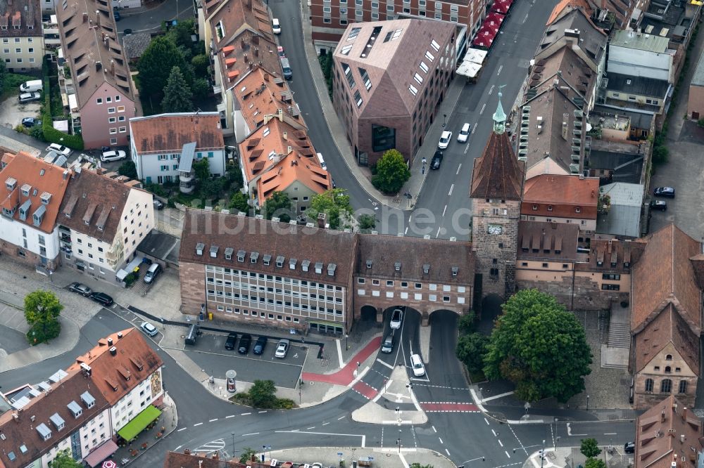 Luftbild Nürnberg - Turm- Bauwerk Laufer Schlagturm Am Laufer Schlagturm - Innerer Laufer Platz Rest der ehemaligen, historischen Stadtmauer in Nürnberg im Bundesland Bayern, Deutschland