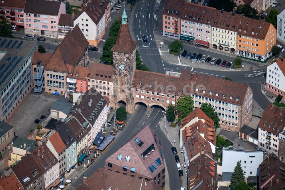 Nürnberg von oben - Turm- Bauwerk Laufer Schlagturm Am Laufer Schlagturm - Innerer Laufer Platz Rest der ehemaligen, historischen Stadtmauer in Nürnberg im Bundesland Bayern, Deutschland