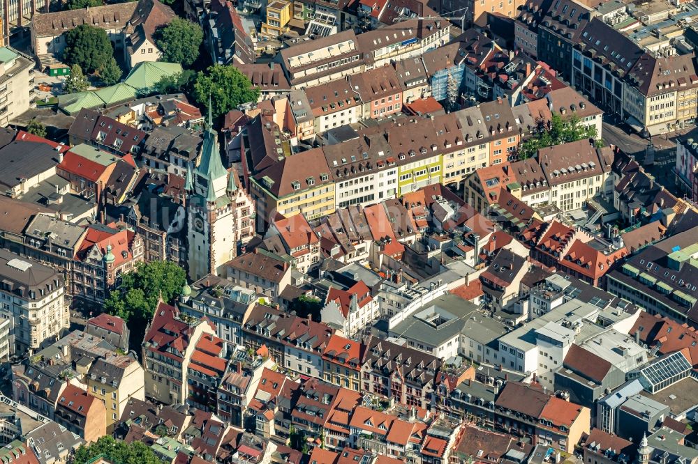 Freiburg im Breisgau von oben - Turm- Bauwerk Martinstor an der ehemaligen, historischen Stadtmauer in Freiburg im Breisgau im Bundesland Baden-Württemberg, Deutschland