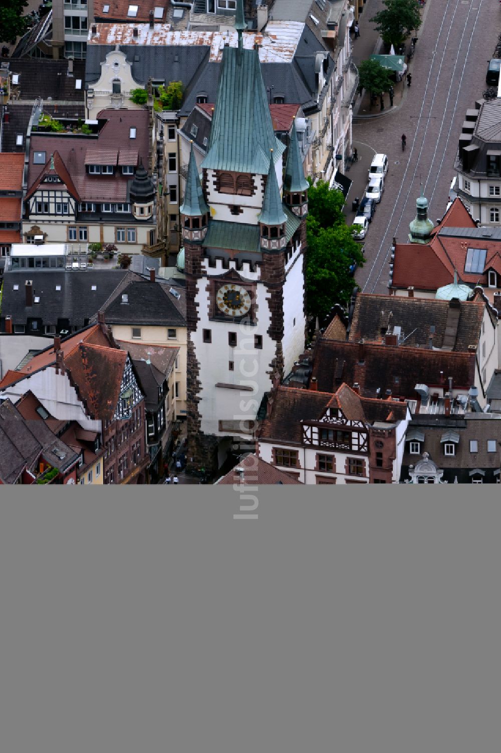 Freiburg im Breisgau von oben - Turm- Bauwerk Martinstor an der ehemaligen, historischen Stadtmauer in Freiburg im Breisgau im Bundesland Baden-Württemberg, Deutschland