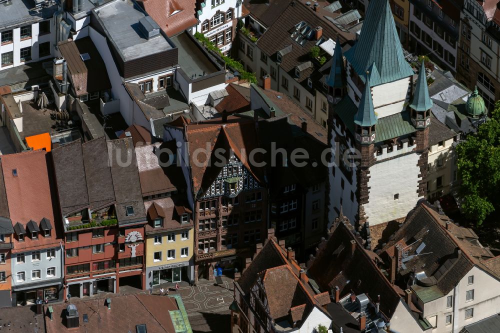 Luftbild Freiburg im Breisgau - Turm- Bauwerk Martinstor an der ehemaligen, historischen Stadtmauer in Freiburg im Breisgau im Bundesland Baden-Württemberg, Deutschland