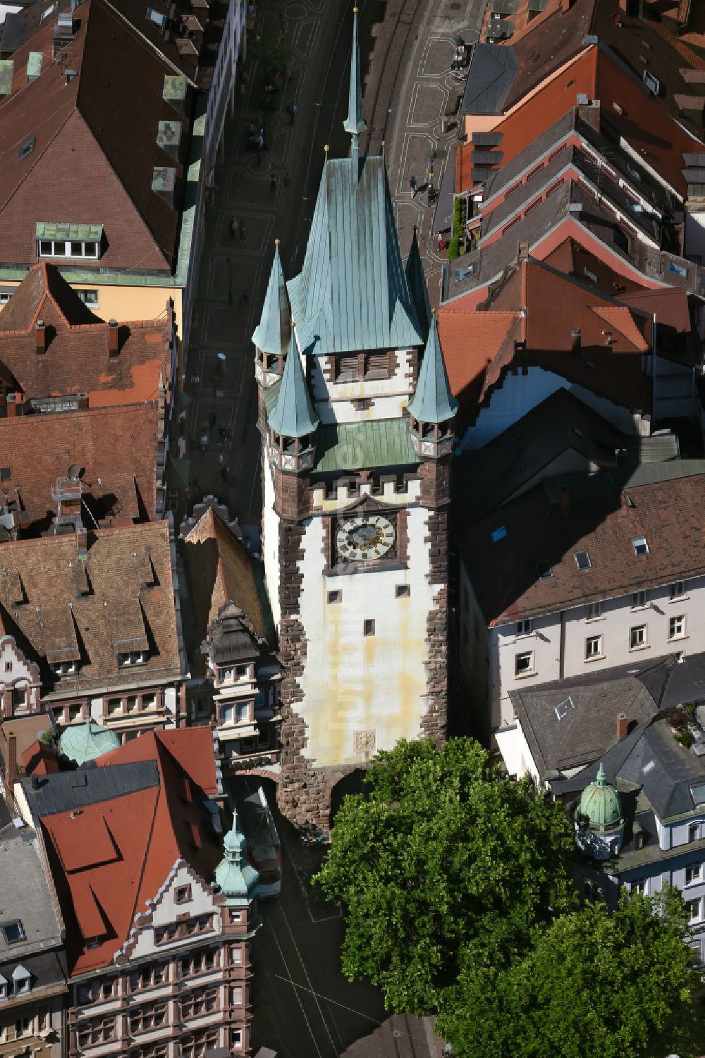 Freiburg im Breisgau aus der Vogelperspektive: Turm- Bauwerk Martinstor an der ehemaligen, historischen Stadtmauer in Freiburg im Breisgau im Bundesland Baden-Württemberg, Deutschland