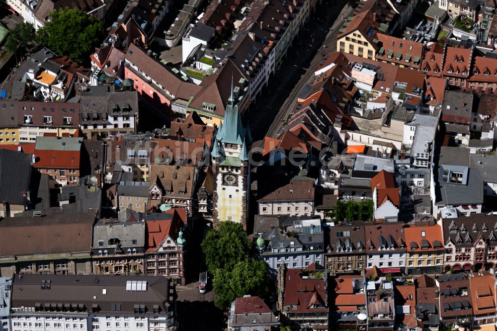 Luftbild Freiburg im Breisgau - Turm- Bauwerk Martinstor an der ehemaligen, historischen Stadtmauer in Freiburg im Breisgau im Bundesland Baden-Württemberg, Deutschland