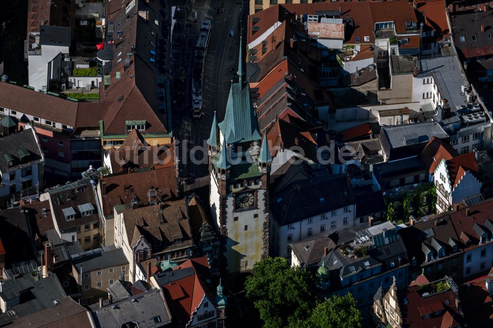 Luftbild Freiburg im Breisgau - Turm- Bauwerk Martinstor an der ehemaligen, historischen Stadtmauer in Freiburg im Breisgau im Bundesland Baden-Württemberg, Deutschland