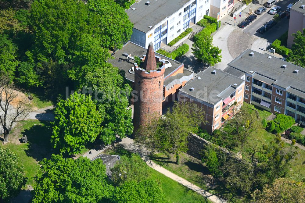 Luftbild Bernau - Turm- Bauwerk Pulverturm Rest der ehemaligen, historischen Stadtmauer in Bernau im Bundesland Brandenburg, Deutschland