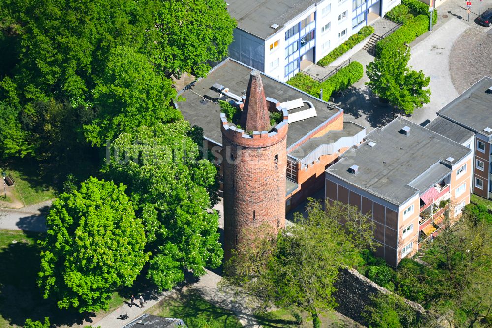 Luftaufnahme Bernau - Turm- Bauwerk Pulverturm Rest der ehemaligen, historischen Stadtmauer in Bernau im Bundesland Brandenburg, Deutschland