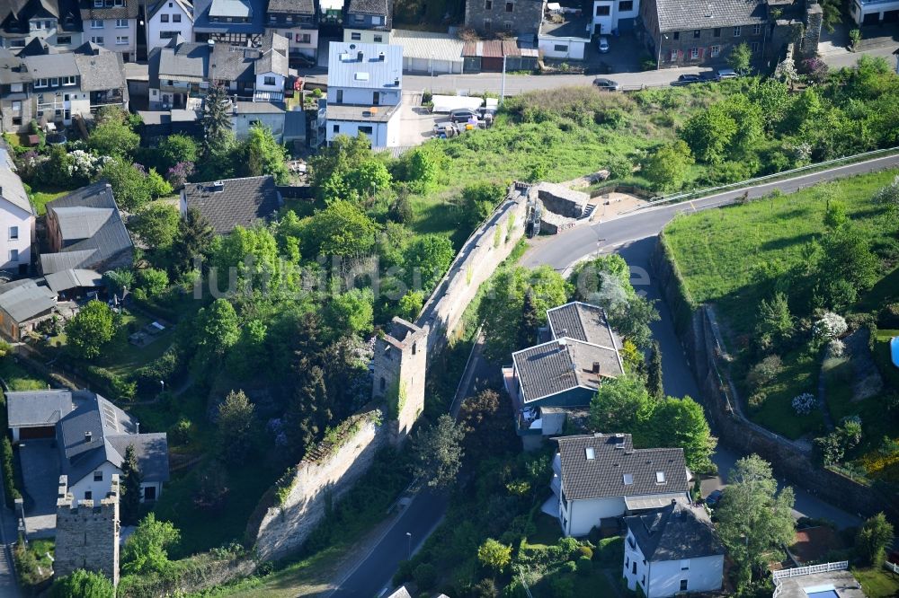 Luftbild Oberwesel - Turm- Bauwerk- Rest der ehemaligen, historischen Stadtmauer in Oberwesel im Bundesland Rheinland-Pfalz, Deutschland