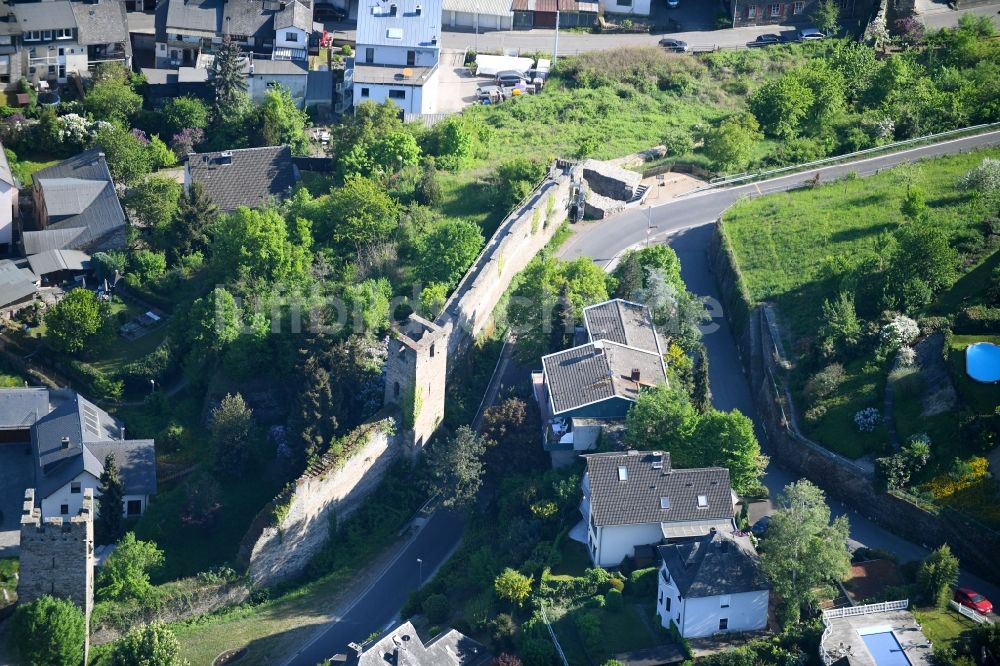 Luftaufnahme Oberwesel - Turm- Bauwerk- Rest der ehemaligen, historischen Stadtmauer in Oberwesel im Bundesland Rheinland-Pfalz, Deutschland