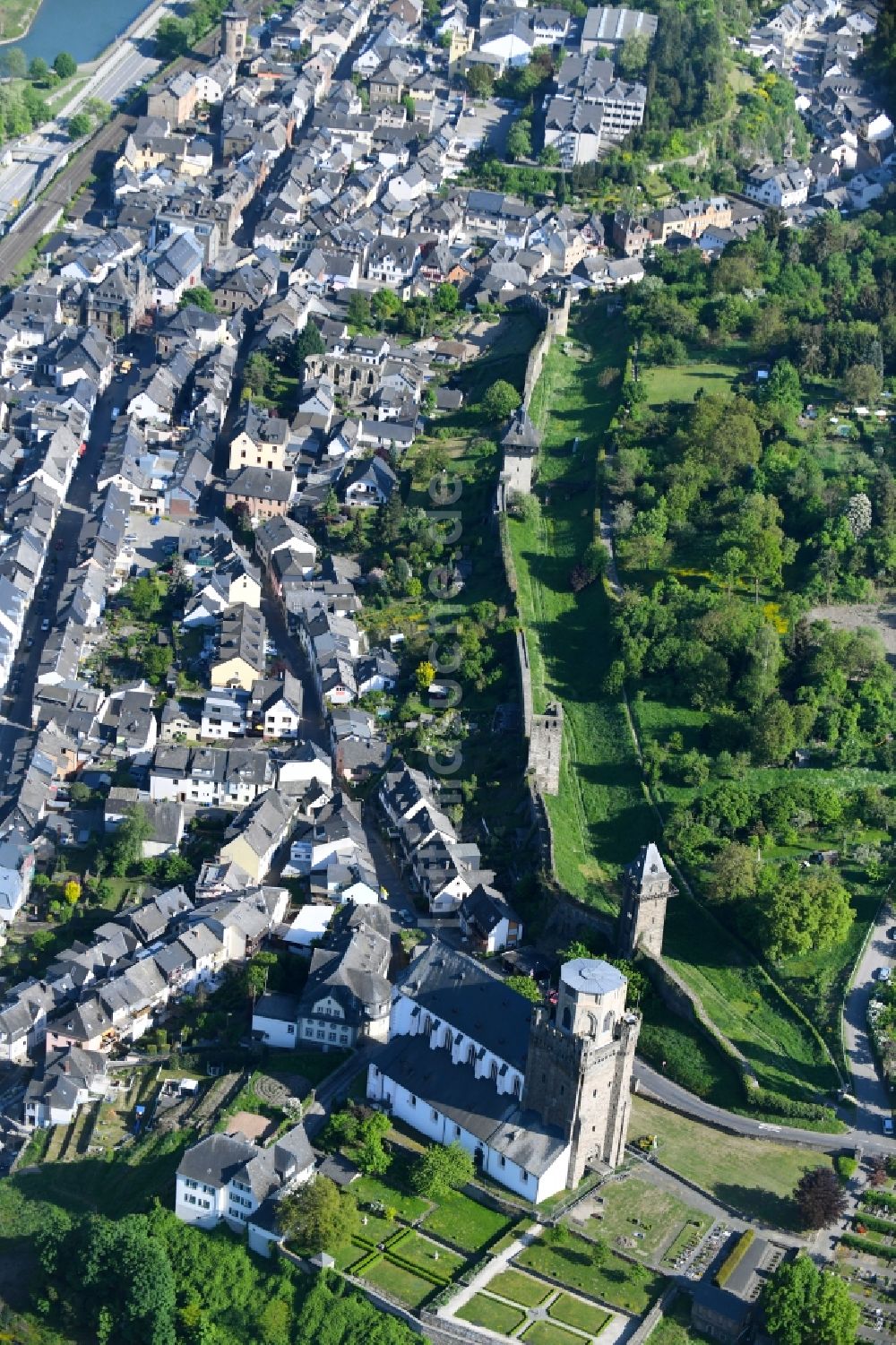 Oberwesel von oben - Turm- Bauwerk- Rest der ehemaligen, historischen Stadtmauer in Oberwesel im Bundesland Rheinland-Pfalz, Deutschland