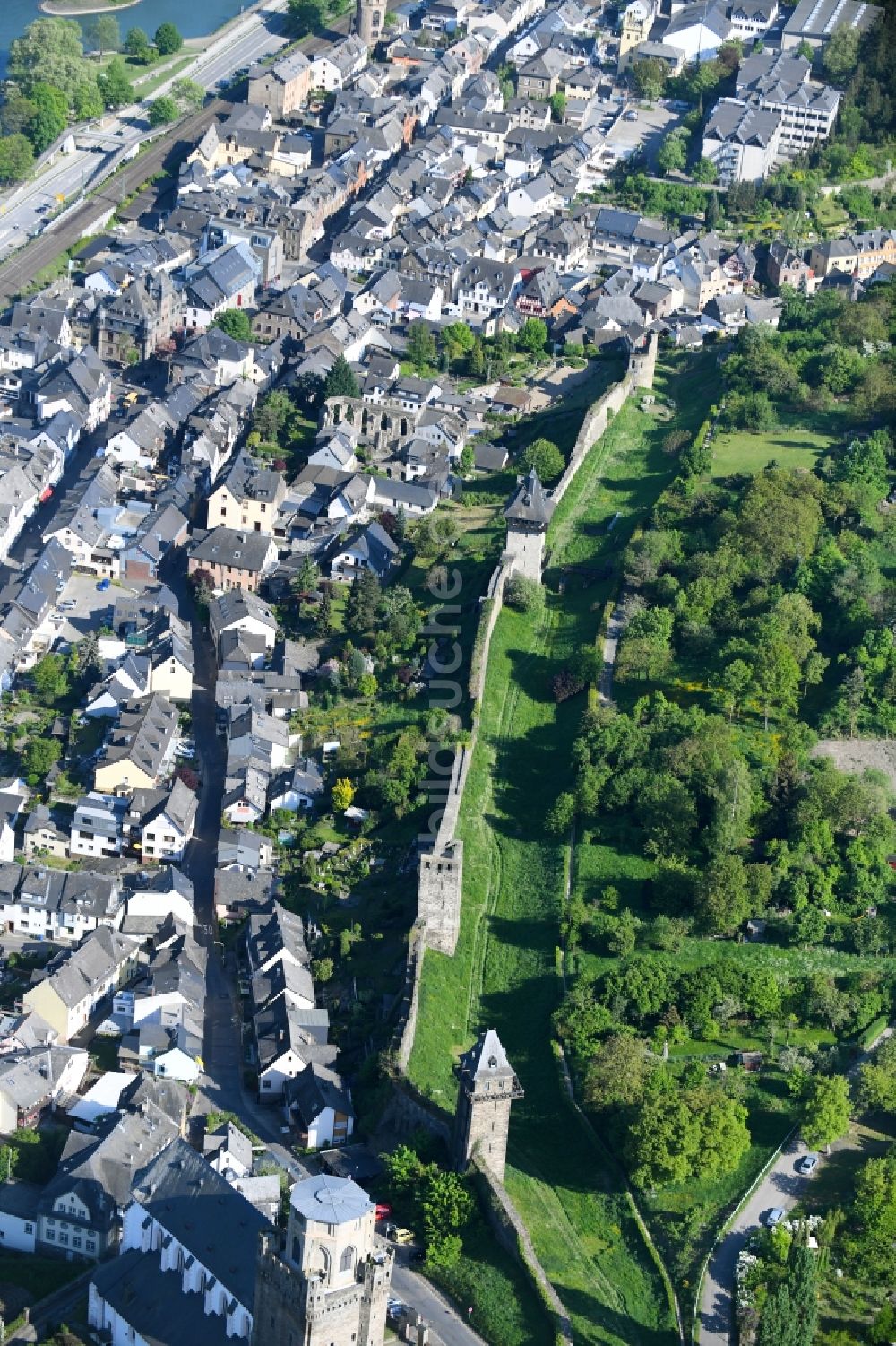 Oberwesel aus der Vogelperspektive: Turm- Bauwerk- Rest der ehemaligen, historischen Stadtmauer in Oberwesel im Bundesland Rheinland-Pfalz, Deutschland