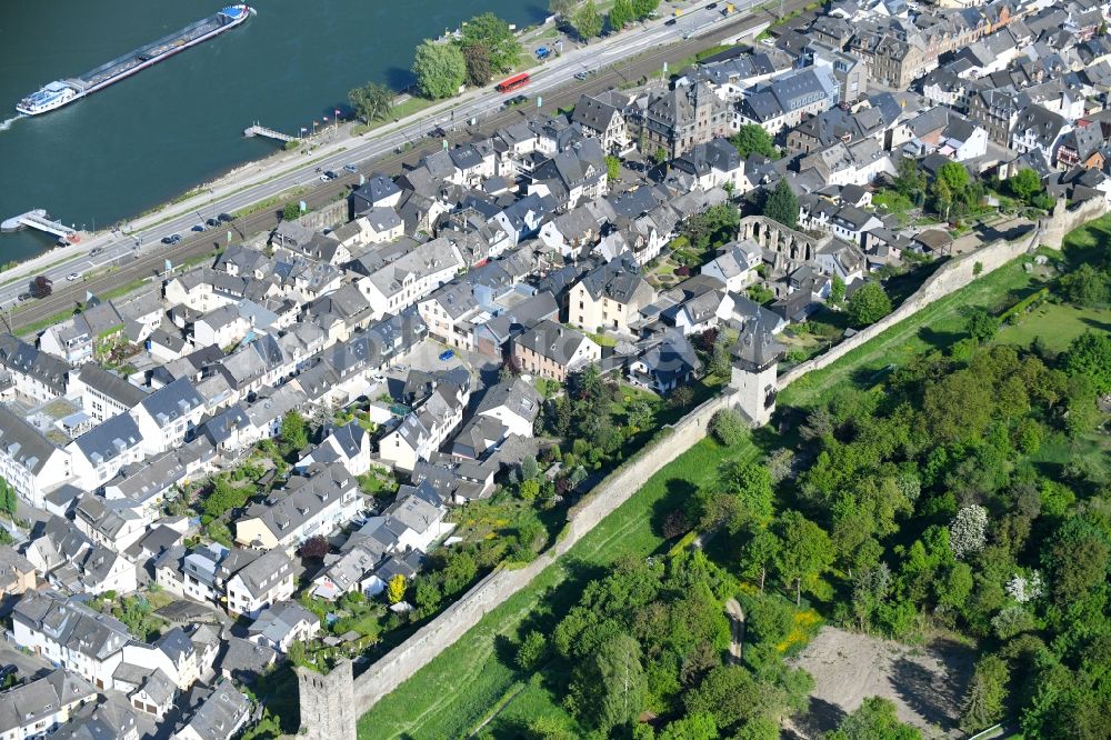 Oberwesel von oben - Turm- Bauwerk- Rest der ehemaligen, historischen Stadtmauer in Oberwesel im Bundesland Rheinland-Pfalz, Deutschland