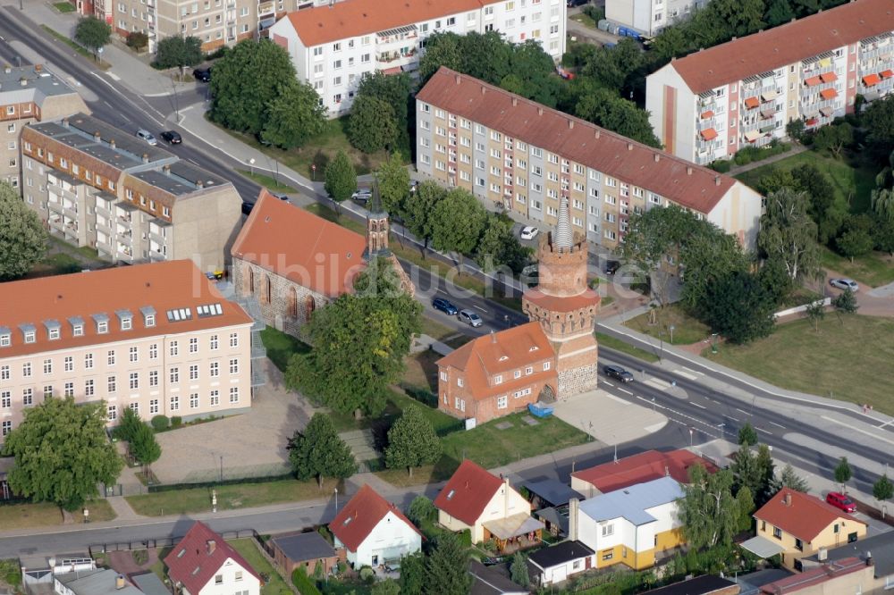 Prenzlau von oben - Turm- Bauwerk und Rest der ehemaligen, historischen Stadtmauer in Prenzlau im Bundesland Brandenburg