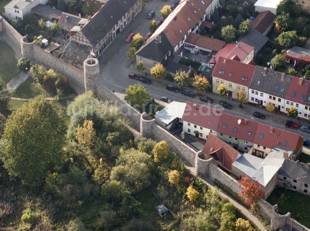 Templin von oben - Turm- Bauwerk Rest der historischen Stadtmauer in Templin im Bundesland Brandenburg, Deutschland