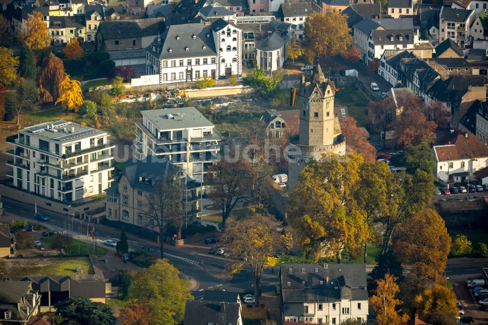 Andernach von oben - Turm- Bauwerk Runder Turm Rest der ehemaligen, historischen Stadtmauer in Andernach im Bundesland Rheinland-Pfalz