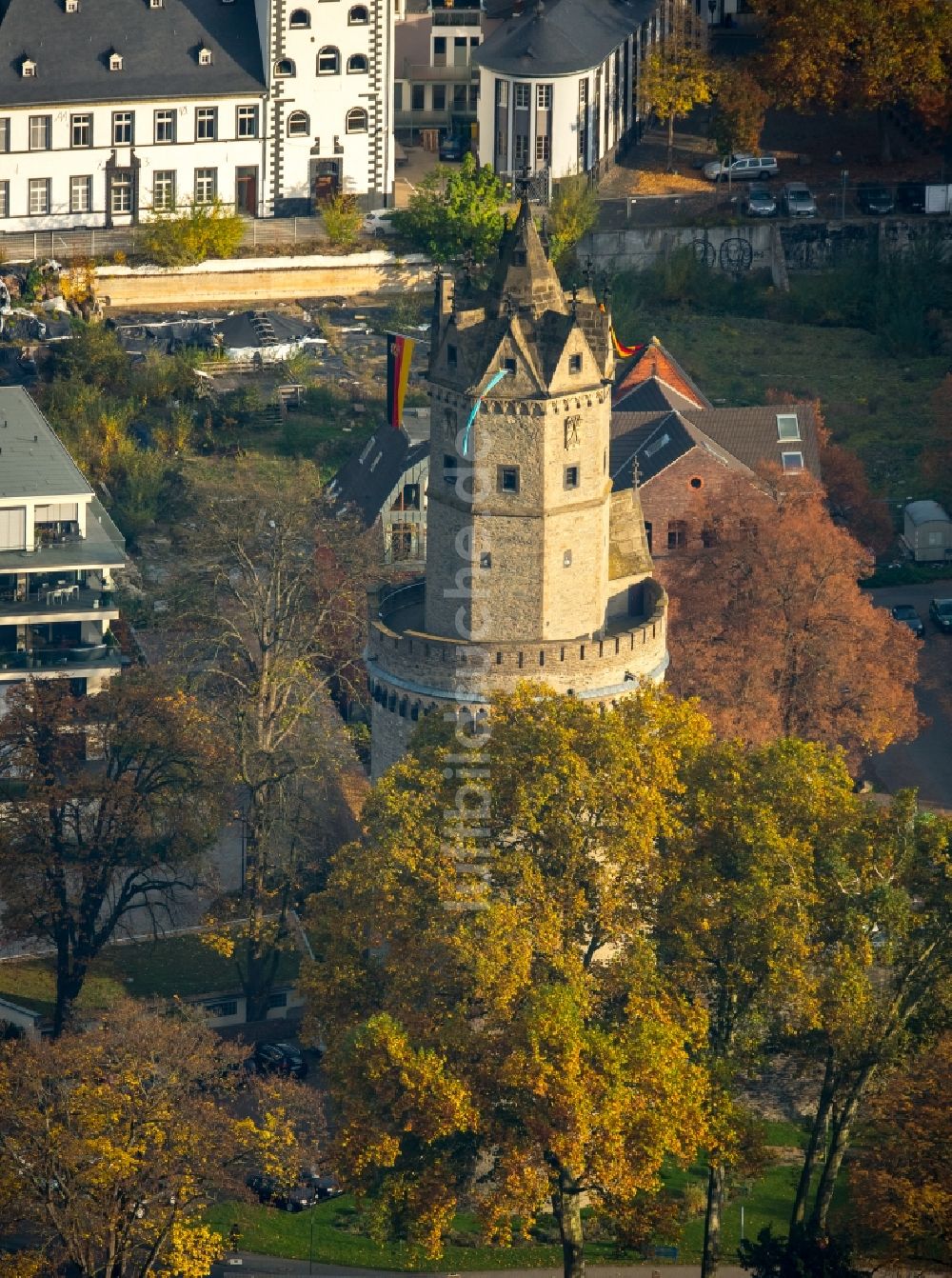 Luftbild Andernach - Turm- Bauwerk Runder Turm Rest der ehemaligen, historischen Stadtmauer in Andernach im Bundesland Rheinland-Pfalz