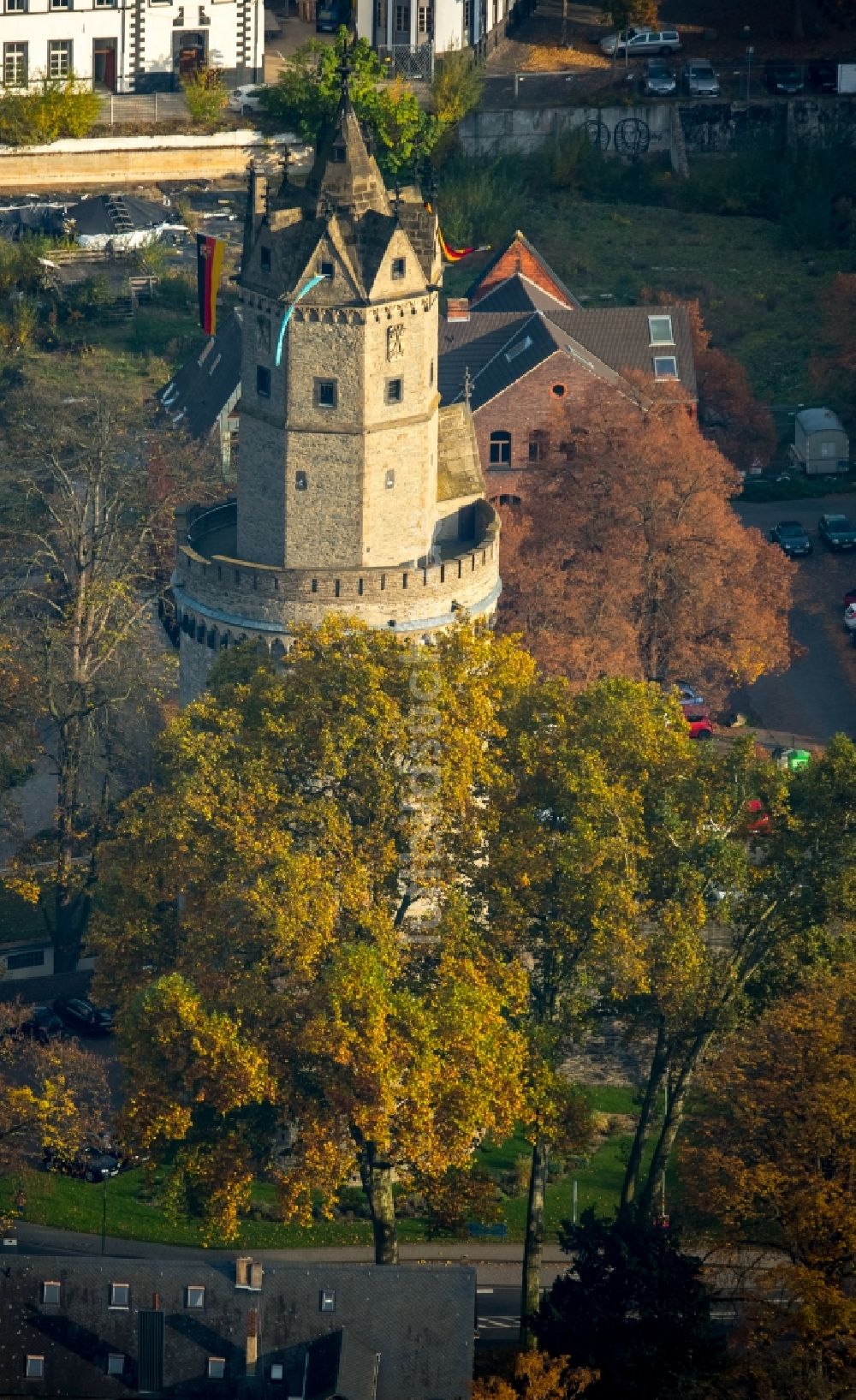 Luftaufnahme Andernach - Turm- Bauwerk Runder Turm Rest der ehemaligen, historischen Stadtmauer in Andernach im Bundesland Rheinland-Pfalz