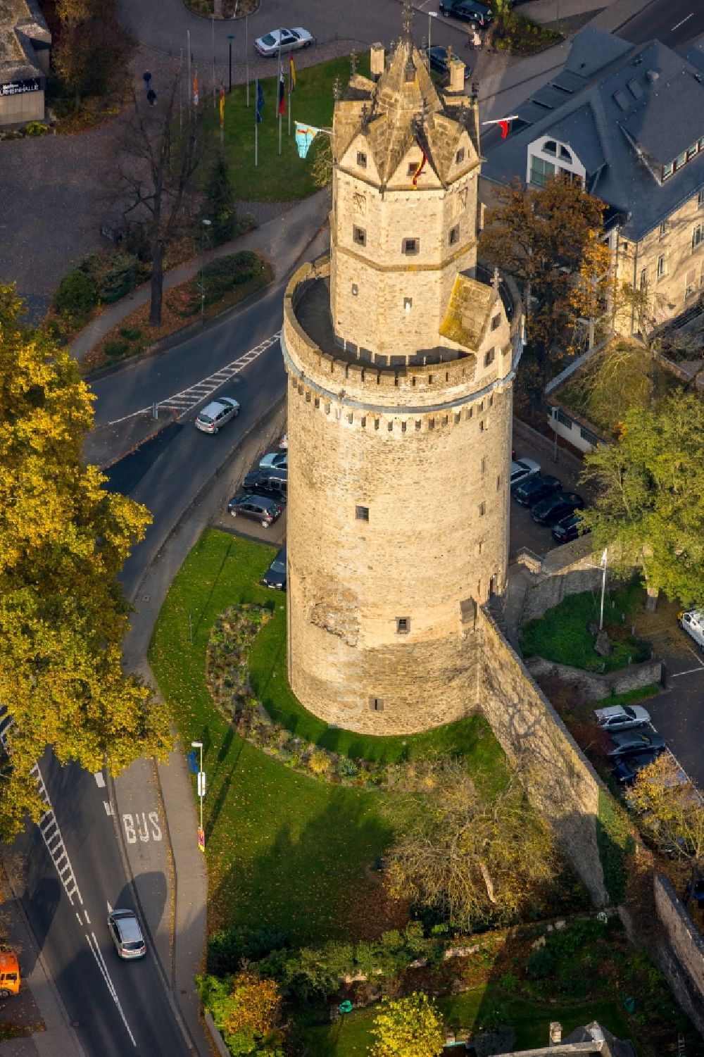 Andernach von oben - Turm- Bauwerk Runder Turm Rest der ehemaligen, historischen Stadtmauer in Andernach im Bundesland Rheinland-Pfalz