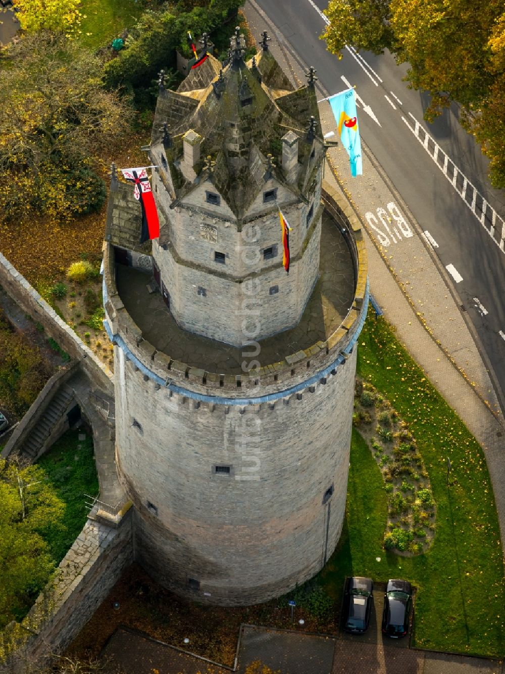 Andernach aus der Vogelperspektive: Turm- Bauwerk Runder Turm Rest der ehemaligen, historischen Stadtmauer in Andernach im Bundesland Rheinland-Pfalz