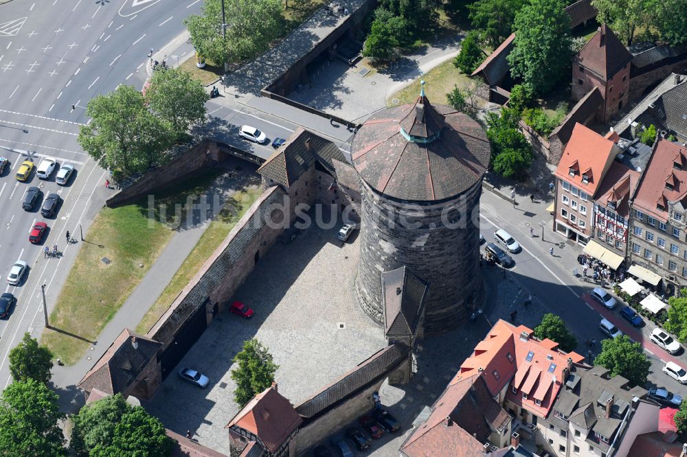 Luftaufnahme Nürnberg - Turm- Bauwerk Spittlertorturm Rest der ehemaligen, historischen Stadtmauer in Nürnberg im Bundesland Bayern, Deutschland